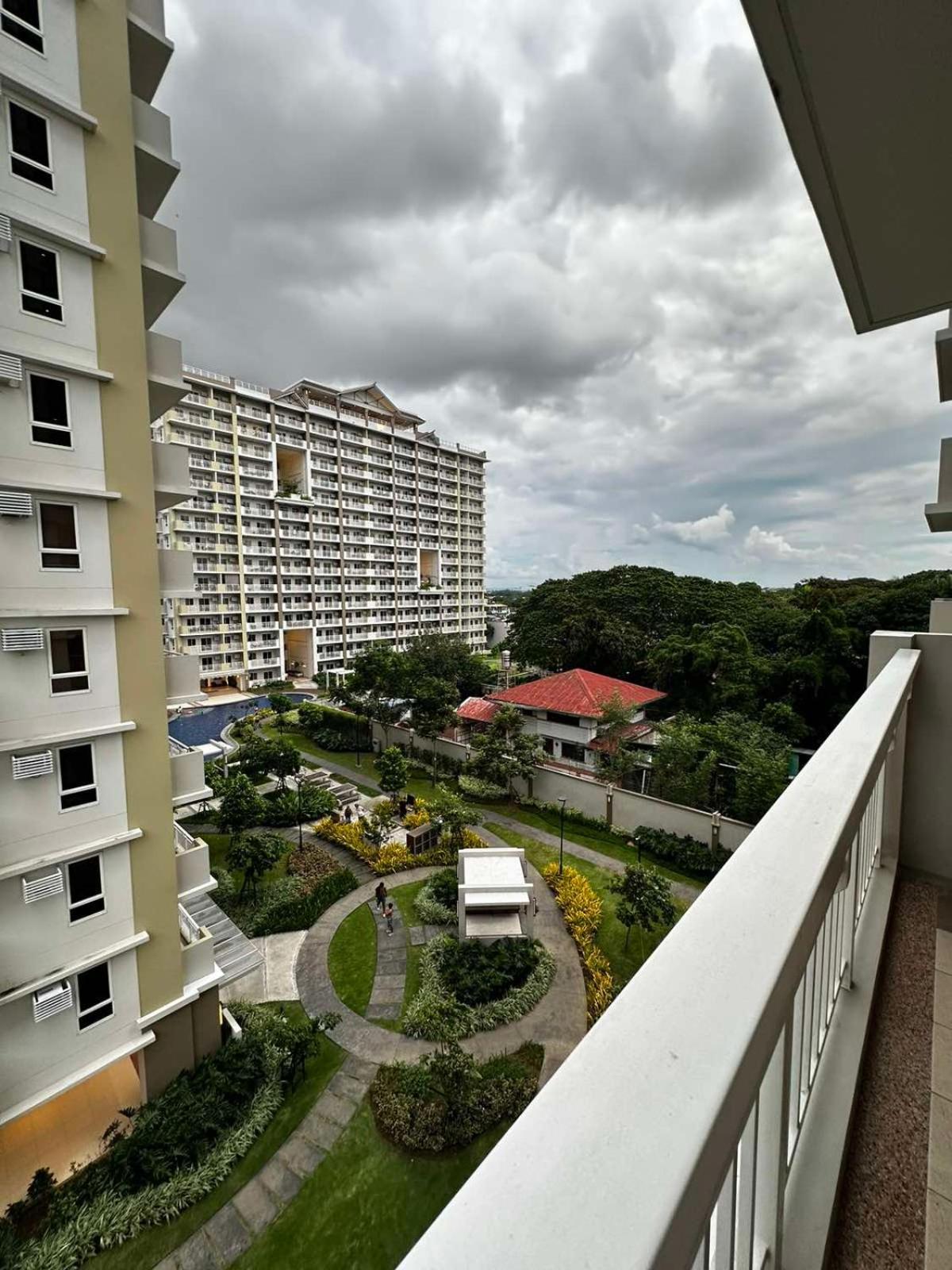 2 Bedroom Condo Unit Near Sm Bf & Naia At The Atherton By Dmci With 2 Balcony Paranaque City ภายนอก รูปภาพ